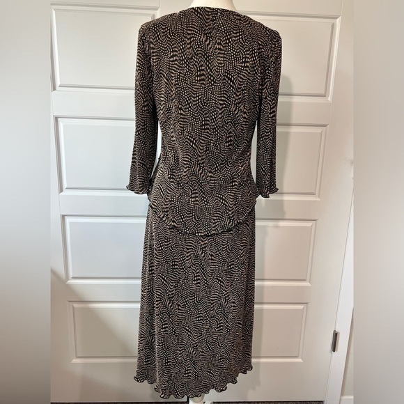 Connected Petite Women's 10P‎ Black Tan Abstract Print V Neck 3/4 Sleeve Peplum - Picture 6 of 7